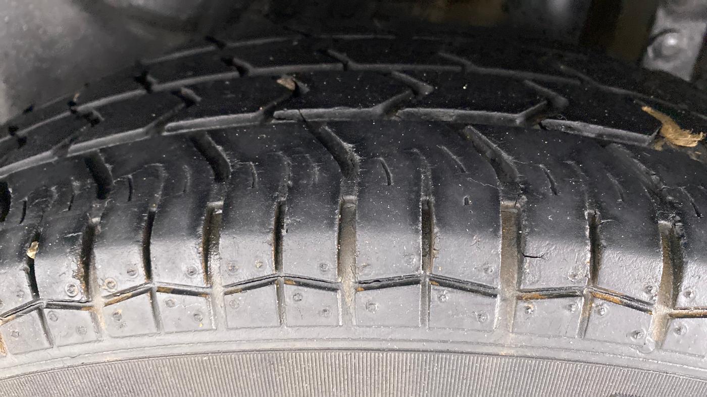 2015 Maruti Swift Dzire VXI, Petrol, Manual, 49,686 km, Left Rear Tyre Tread
