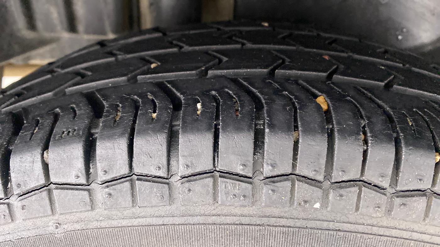 2015 Maruti Swift Dzire VXI, Petrol, Manual, 49,686 km, Right Rear Tyre Tread