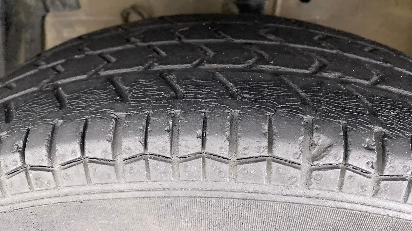 2015 Maruti Swift Dzire VXI, Petrol, Manual, 49,686 km, Left Front Tyre Tread