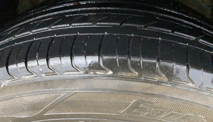 2023 Mahindra XUV300 W4 1.2 PETROL, Petrol, Manual, 84,262 km, Right Front Tyre Tread