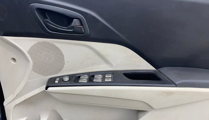 2023 Mahindra XUV300 W4 1.2 PETROL, Petrol, Manual, 84,262 km, Driver Side Door Panels Control