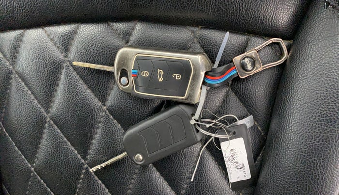 2023 Mahindra XUV300 W4 1.2 PETROL, Petrol, Manual, 84,262 km, Key Close Up