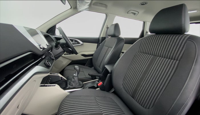 2022 KIA CARENS PRESTIGE 1.4G MT 7STR, Petrol, Manual, 1,931 km, Right Side Front Door Cabin
