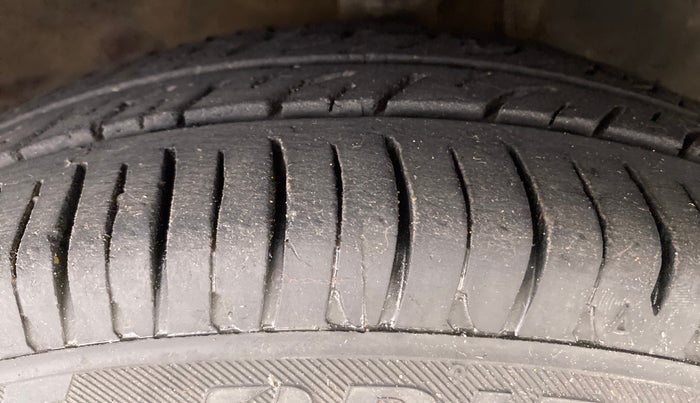 2015 Hyundai Eon ERA PLUS, Petrol, Manual, 69,255 km, Right Front Tyre Tread
