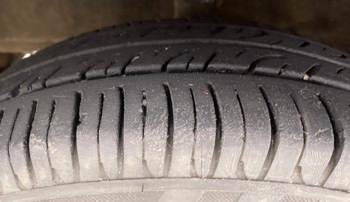 2015 Hyundai Eon ERA PLUS, Petrol, Manual, 69,255 km, Left Front Tyre Tread