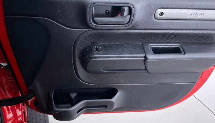 2021 Mahindra Thar LX PETROL HT 4WD AT, Petrol, Automatic, 5,710 km, Driver Side Door Panels Control
