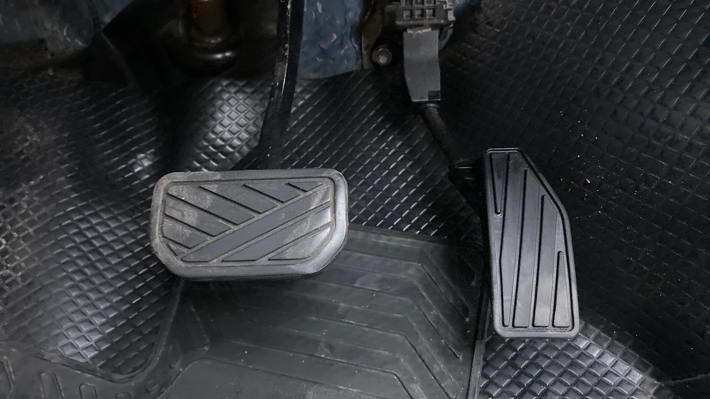 2020 Maruti XL6 ZETA AT SHVS, Petrol, Automatic, 63,285 km, Pedals