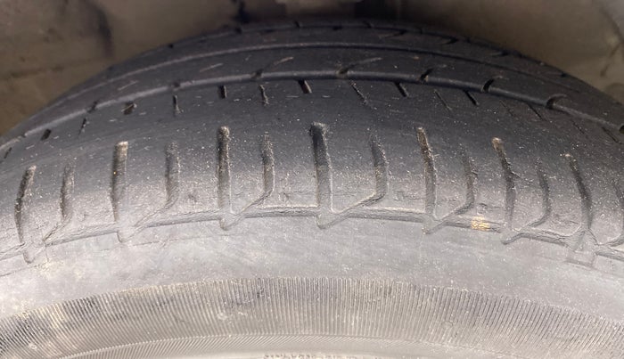 2015 Hyundai Verna FLUIDIC 1.6 SX CRDI, Diesel, Manual, 93,836 km, Right Front Tyre Tread