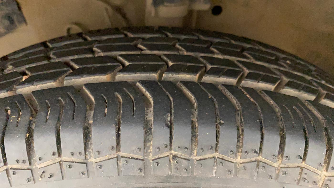 2017 Maruti Swift VXI O, Petrol, Manual, 40,089 km, Left Front Tyre Tread