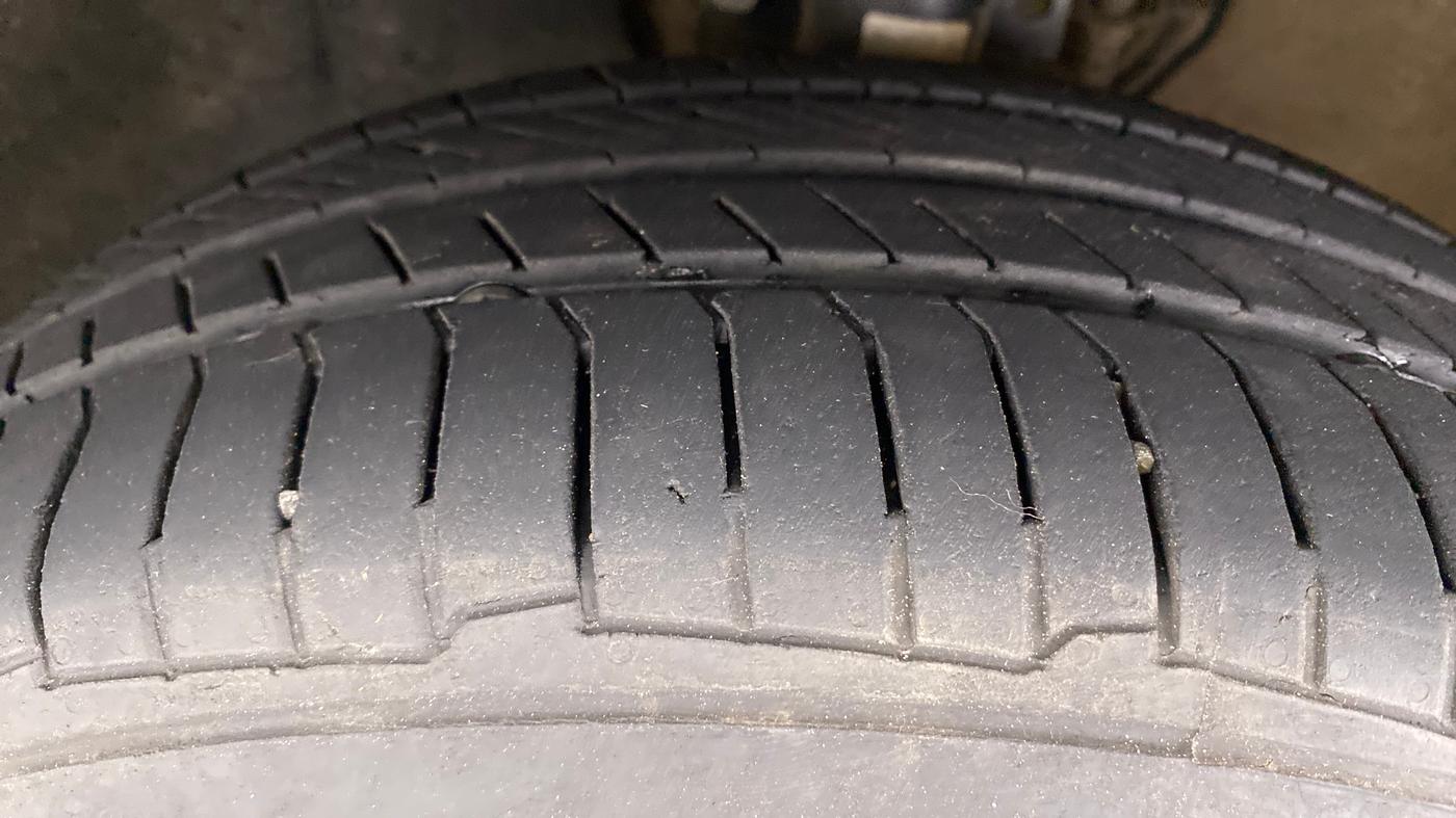2017 Volkswagen Ameo HIGHLINE  PLUS 1.2, Petrol, Manual, 52,976 km, Left Front Tyre Tread