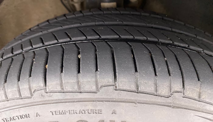 2017 Volkswagen Ameo HIGHLINE  PLUS 1.2, Petrol, Manual, 52,976 km, Right Front Tyre Tread