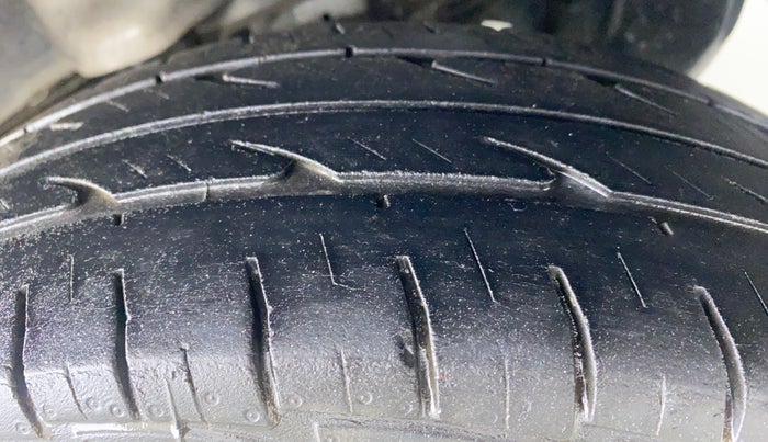 2014 Hyundai Eon ERA PLUS, Petrol, Manual, 34,240 km, Left Rear Tyre Tread