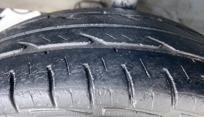 2014 Hyundai Eon ERA PLUS, Petrol, Manual, 34,240 km, Left Front Tyre Tread