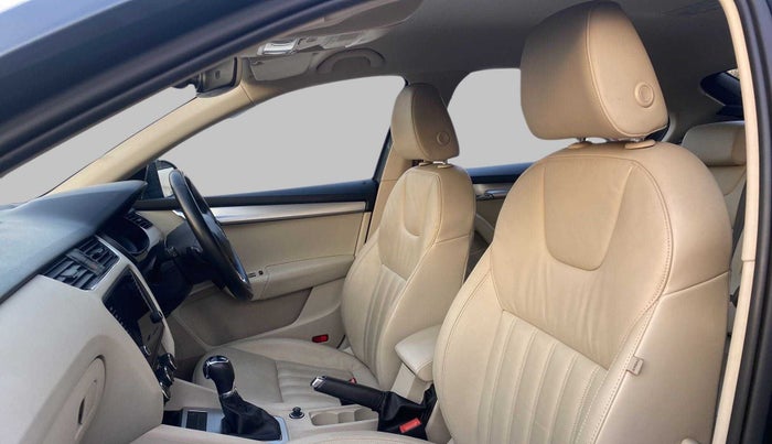 2017 Skoda Octavia 1.8 TSI STYLE AT, Petrol, Automatic, 23,160 km, Right Side Front Door Cabin