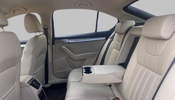 2017 Skoda Octavia 1.8 TSI STYLE AT, Petrol, Automatic, 23,160 km, Right Side Rear Door Cabin