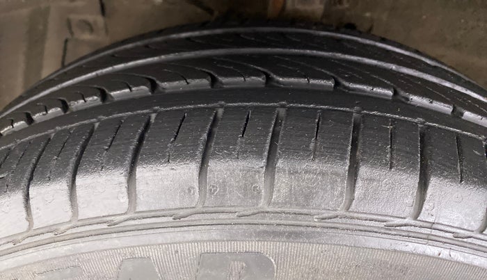 2016 Maruti Ciaz VXI PLUS, Petrol, Manual, 30,382 km, Left Front Tyre Tread