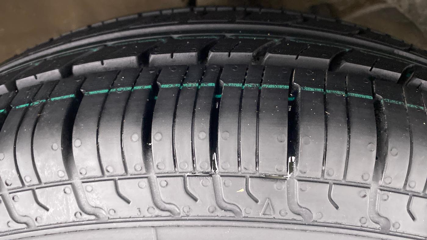 2017 Maruti Dzire VXI AMT, Petrol, Automatic, 43,004 km, Right Front Tyre Tread