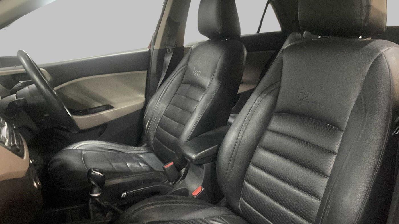 2015 Hyundai Elite i20 SPORTZ (O) 1.4, Diesel, Manual, 98,801 km, Right Side Front Door Cabin