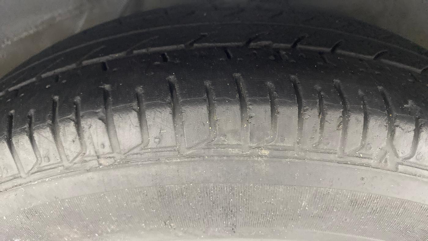2015 Hyundai i10 MAGNA 1.1 IRDE2, Petrol, Manual, 27,420 km, Right Front Tyre Tread