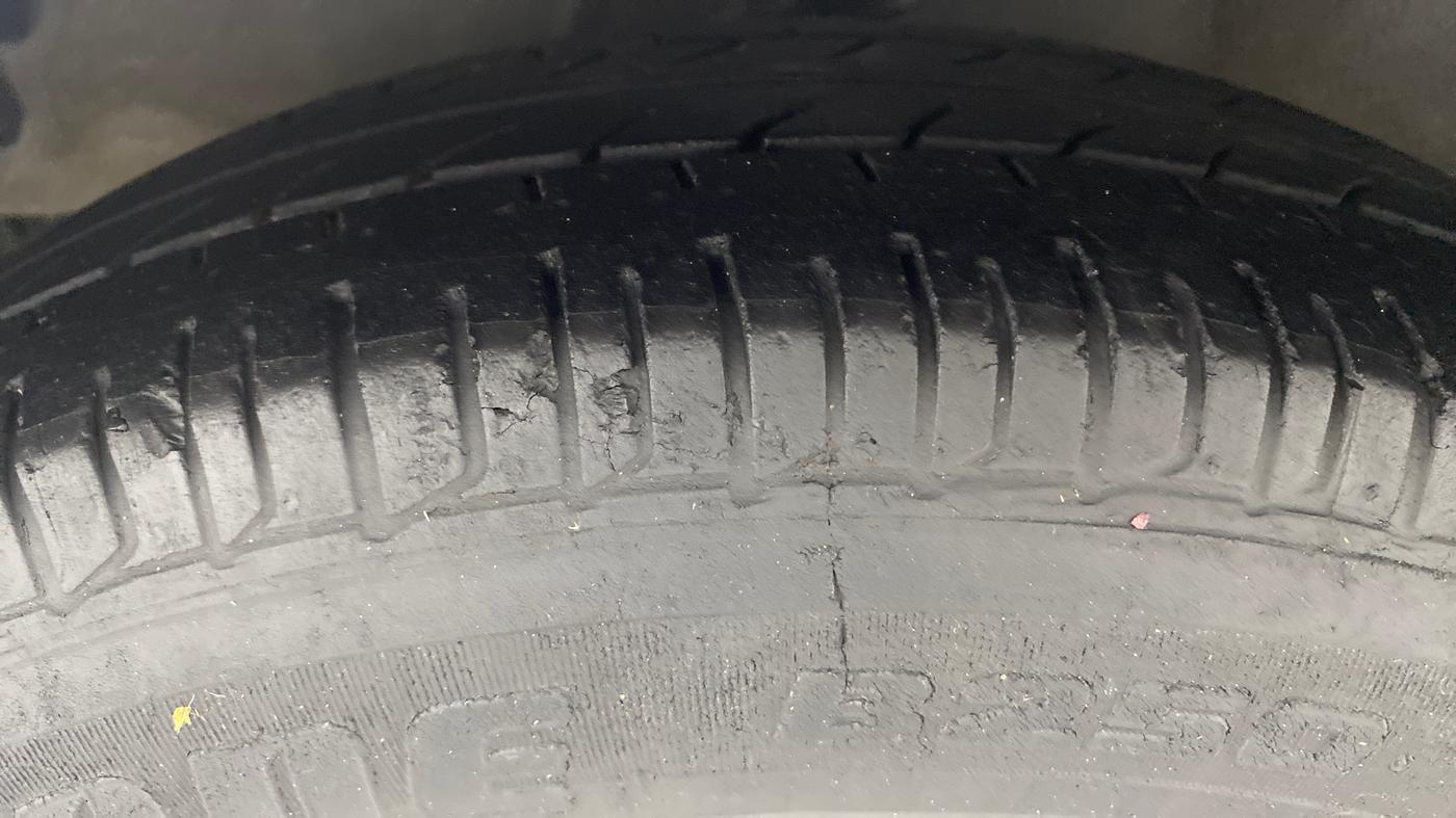 2015 Hyundai i10 MAGNA 1.1 IRDE2, Petrol, Manual, 27,420 km, Left Front Tyre Tread