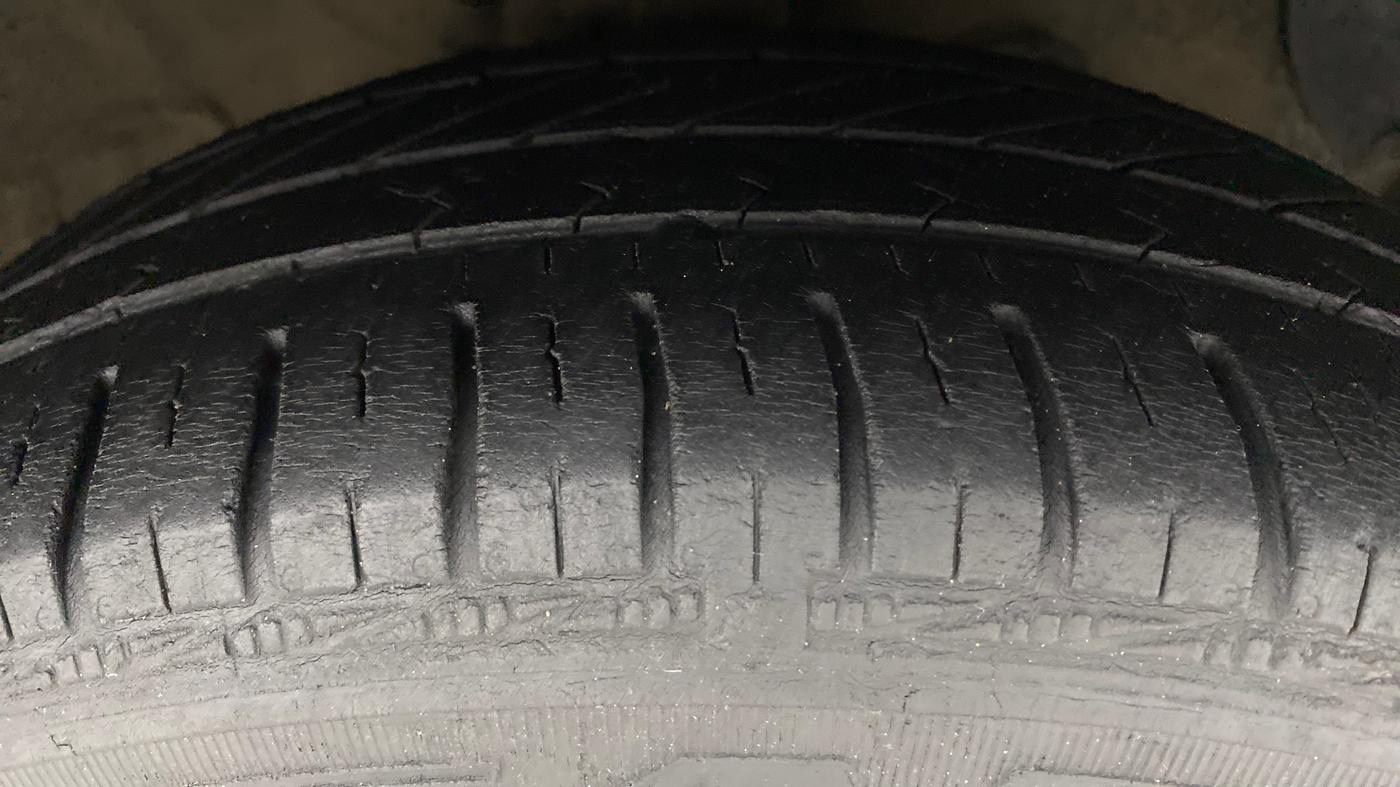 2017 Hyundai Grand i10 SPORTZ (O) 1.2 AT VTVT, Petrol, Automatic, 37,559 km, Right Front Tyre Tread