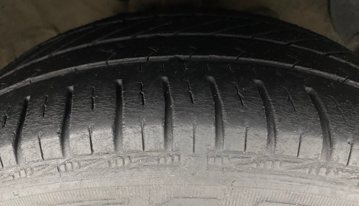 2017 Hyundai Grand i10 SPORTZ (O) 1.2 AT VTVT, Petrol, Automatic, 37,559 km, Right Front Tyre Tread