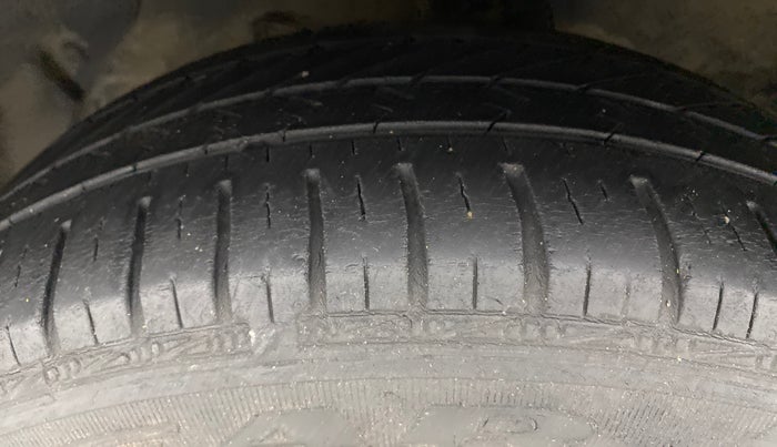 2017 Hyundai Grand i10 SPORTZ (O) 1.2 AT VTVT, Petrol, Automatic, 37,559 km, Left Front Tyre Tread