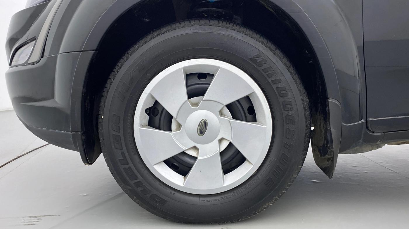 2021 Mahindra XUV500 W7 FWD, Diesel, Manual, 22,865 km, Left Front Wheel