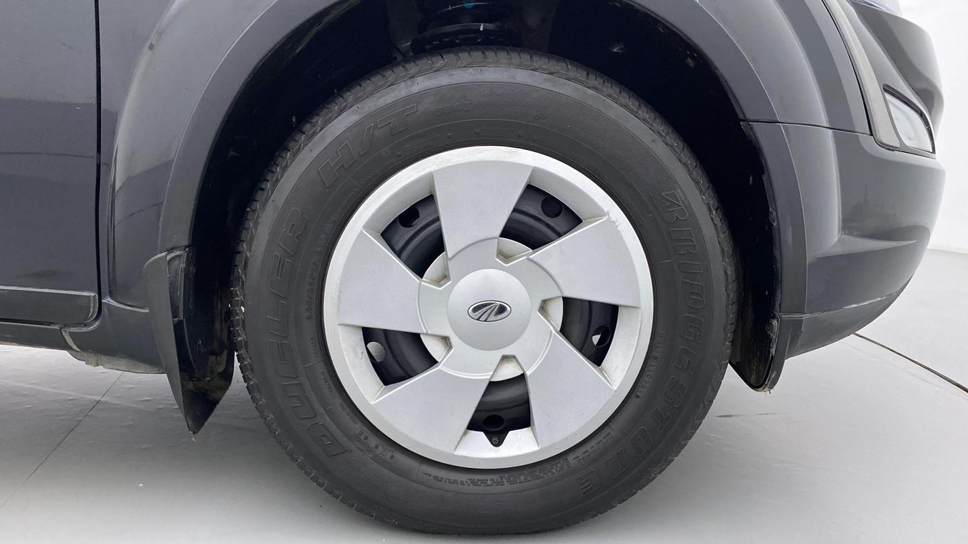 2021 Mahindra XUV500 W7 FWD, Diesel, Manual, 22,865 km, Right Front Wheel