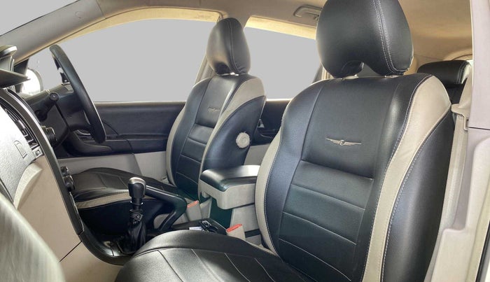 2017 Mahindra XUV500 W6 4X2, Diesel, Manual, 64,660 km, Right Side Front Door Cabin