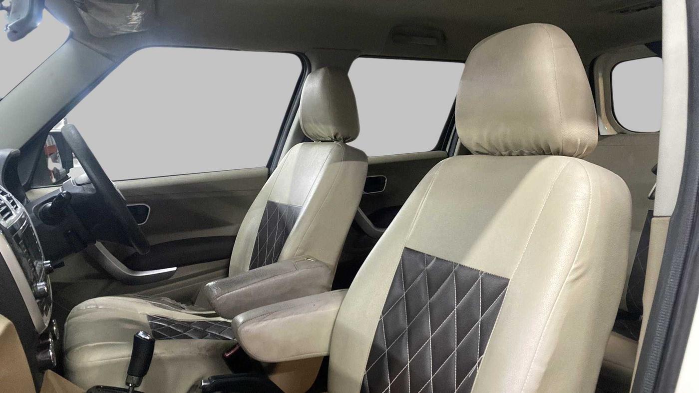 2016 Mahindra TUV300 T8 AT, Diesel, Automatic, 99,809 km, Right Side Front Door Cabin