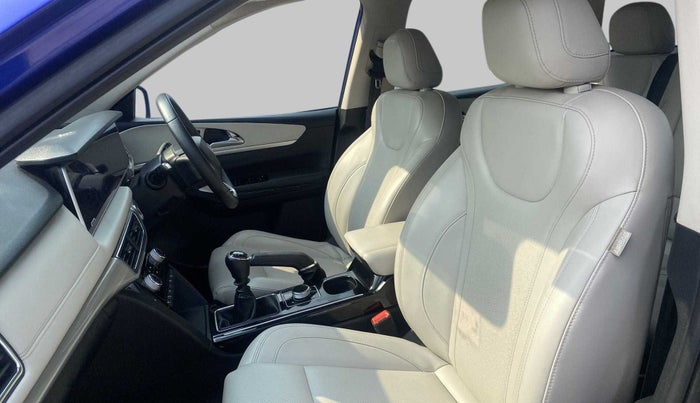 2021 Mahindra XUV700 AX 7 P MT 7 STR, Petrol, Manual, 22,033 km, Right Side Front Door Cabin