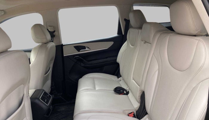 2021 Mahindra XUV700 AX 7 P MT 7 STR, Petrol, Manual, 22,033 km, Right Side Rear Door Cabin
