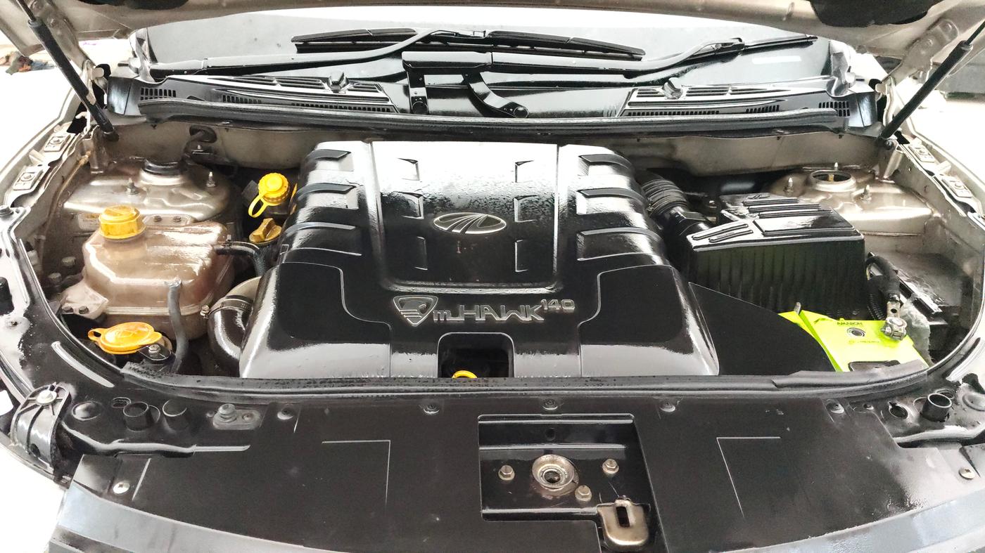 2015 Mahindra XUV500 W10, Diesel, Manual, 1,09,089 km, Engine View