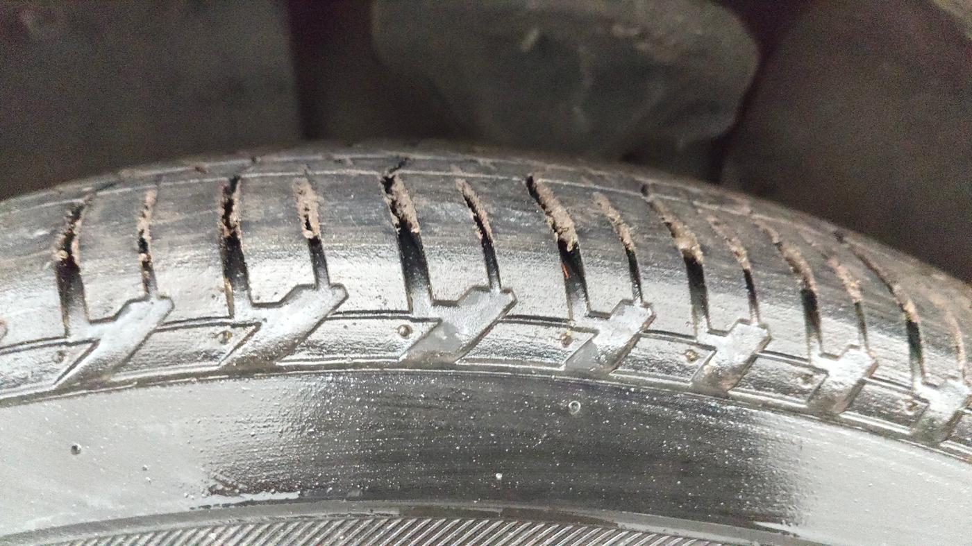 2015 Mahindra XUV500 W10, Diesel, Manual, 1,09,089 km, Left Front Tyre Tread