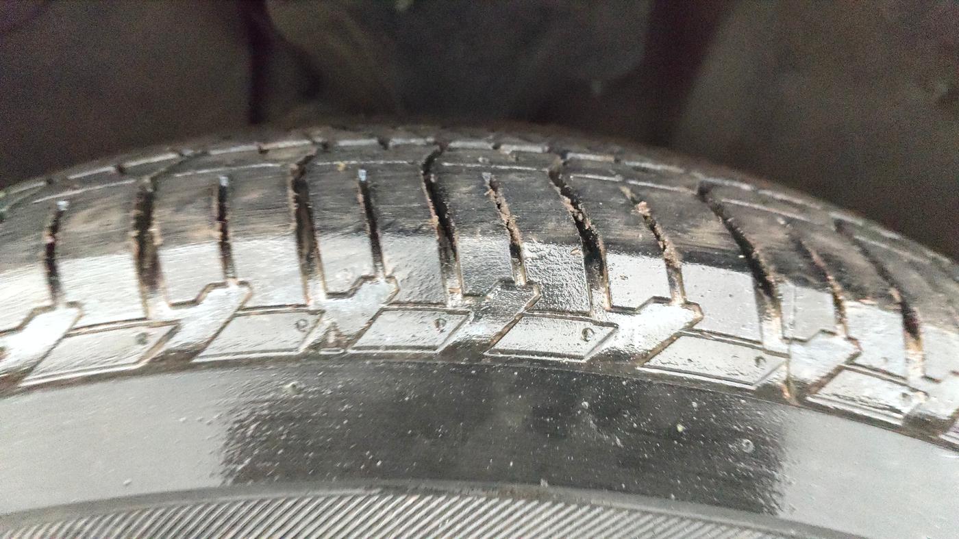 2015 Mahindra XUV500 W10, Diesel, Manual, 1,09,089 km, Right Front Tyre Tread