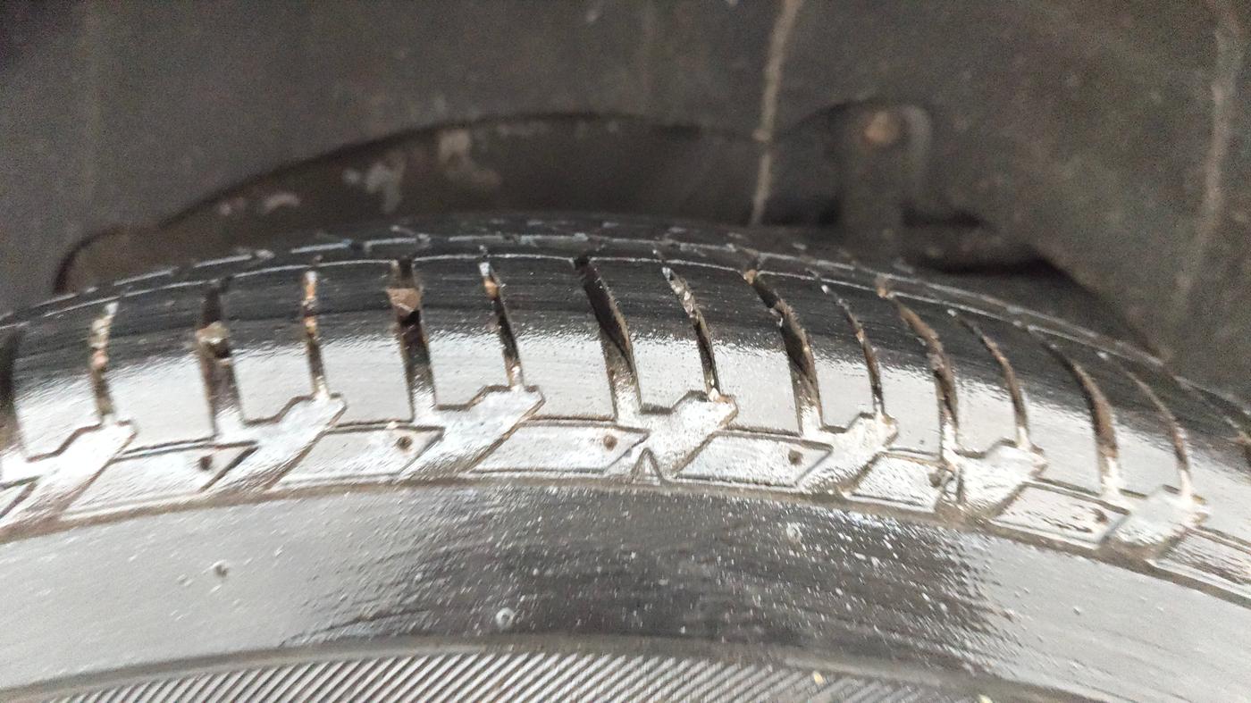 2015 Mahindra XUV500 W10, Diesel, Manual, 1,09,089 km, Left Rear Tyre Tread