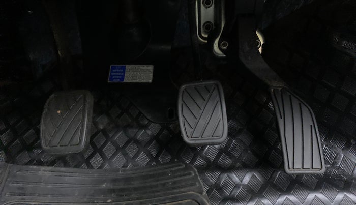 2017 Maruti Swift VXI OPT, Petrol, Manual, 40,076 km, Pedals