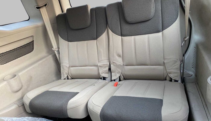 2016 Mahindra XUV500 W6 4X2, Diesel, Manual, 60,390 km, Third Seat Row ( optional )