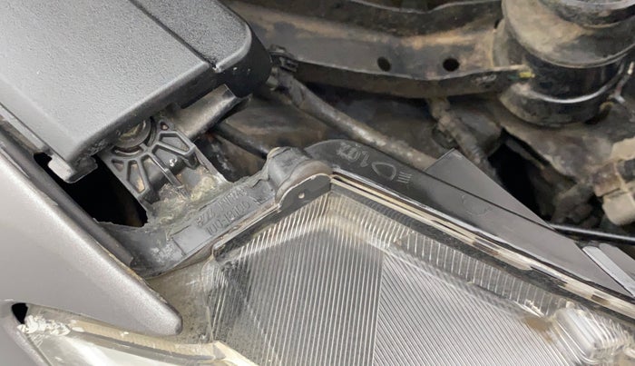2016 Maruti Ciaz VXI, Petrol, Manual, 51,279 km, Right headlight - Clamp has minor damage