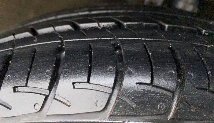 2016 Maruti Ciaz VXI, Petrol, Manual, 51,279 km, Right Front Tyre Tread