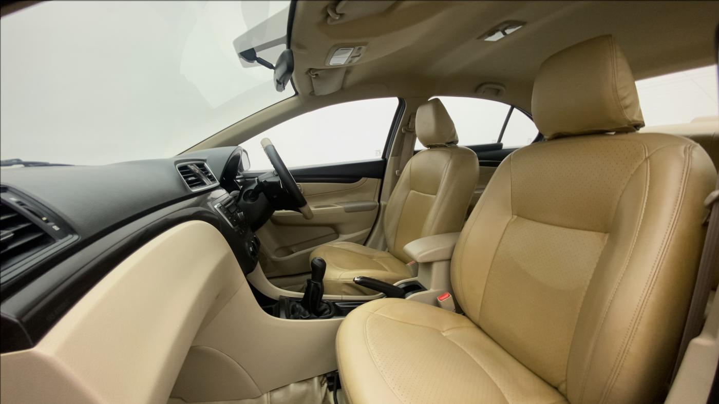 2016 Maruti Ciaz VXI, Petrol, Manual, 51,279 km, Right Side Front Door Cabin