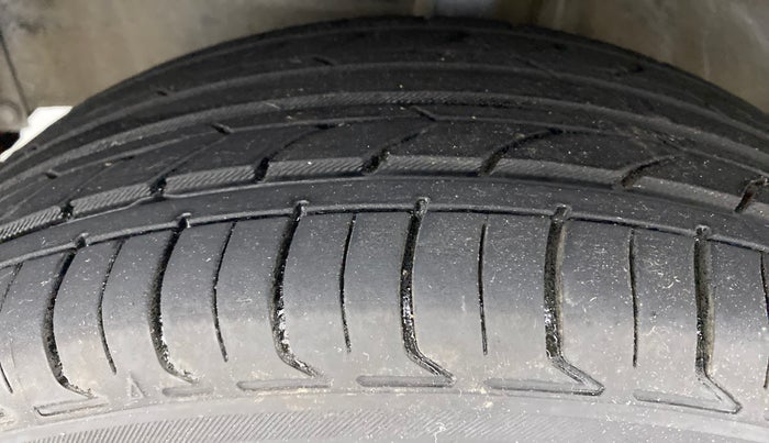2015 Toyota Etios Liva G, Petrol, Manual, 41,398 km, Left Front Tyre Tread