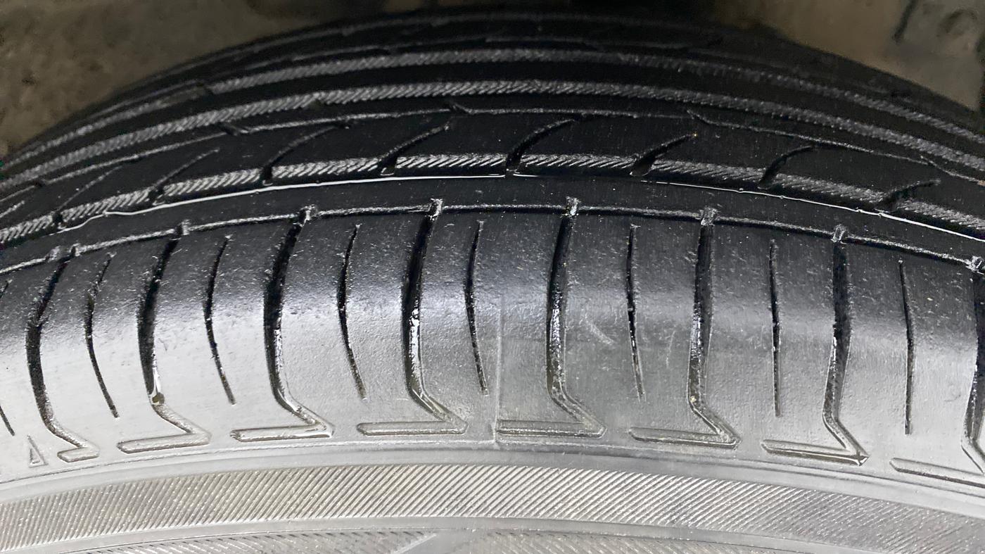 2013 Maruti Swift Dzire VXI, Petrol, Manual, 89,388 km, Right Front Tyre Tread
