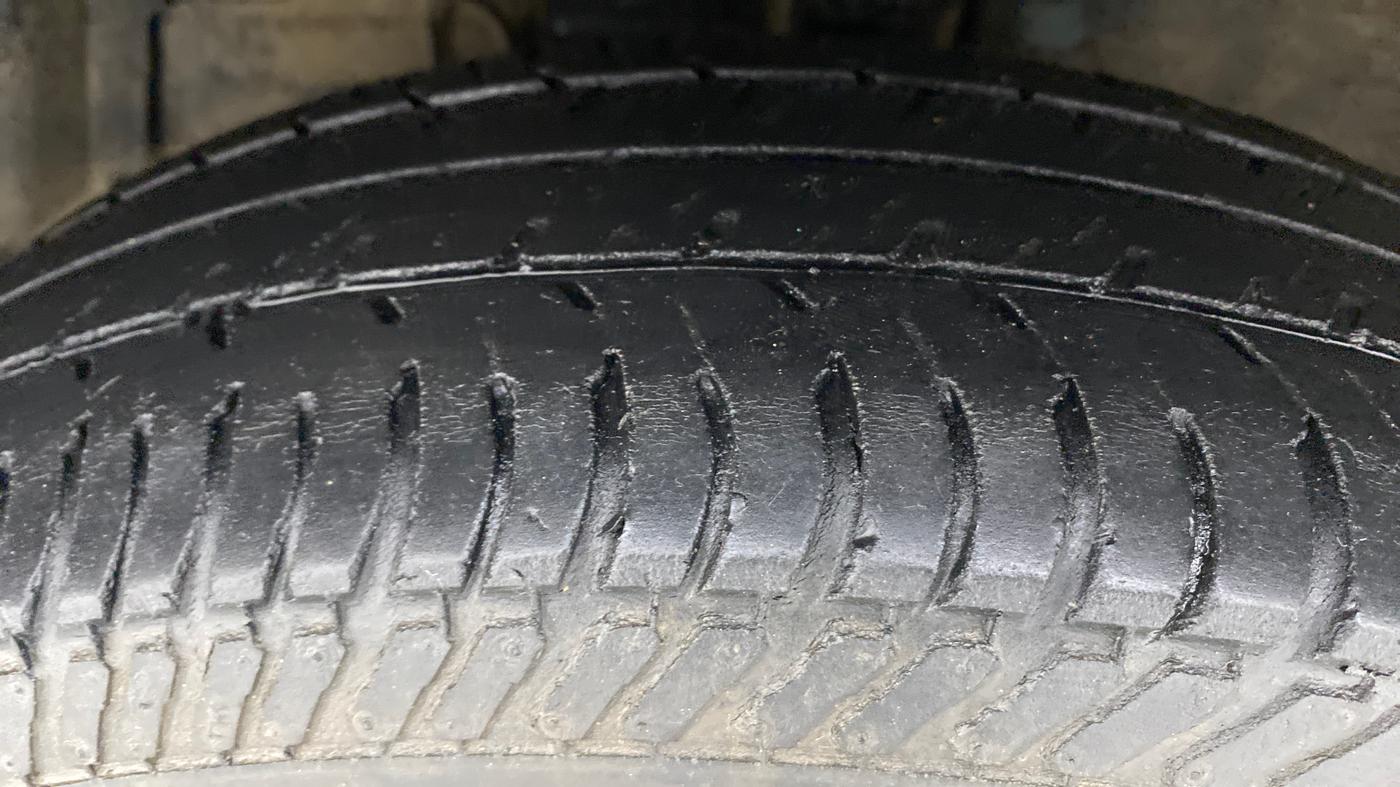 2013 Maruti Swift Dzire VXI, Petrol, Manual, 89,388 km, Left Front Tyre Tread