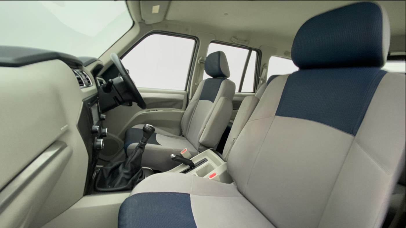 2015 Mahindra Scorpio S10, Diesel, Manual, 39,216 km, Right Side Front Door Cabin