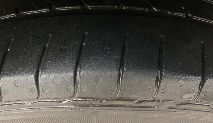 2018 Maruti Swift ZXI PLUS, Petrol, Manual, 67,613 km, Right Front Tyre Tread