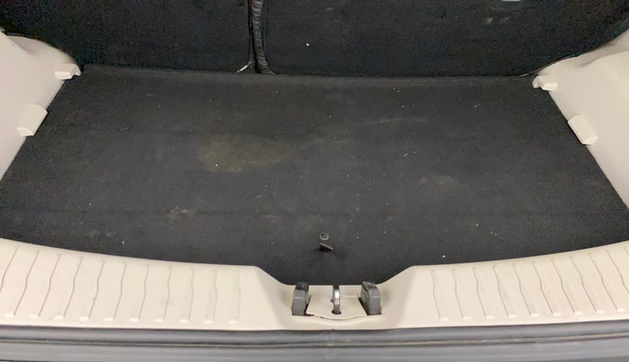 2023 Mahindra XUV300 W8 (O) 1.2 PETROL, Petrol, Manual, 27,880 km, Boot Inside