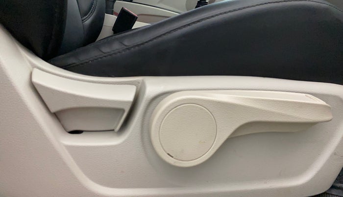 2023 Mahindra XUV300 W8 (O) 1.2 PETROL, Petrol, Manual, 27,880 km, Driver Side Adjustment Panel