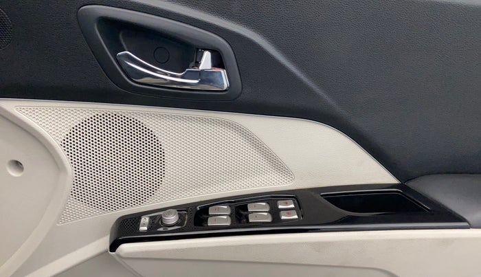 2023 Mahindra XUV300 W8 (O) 1.2 PETROL, Petrol, Manual, 27,880 km, Driver Side Door Panels Control